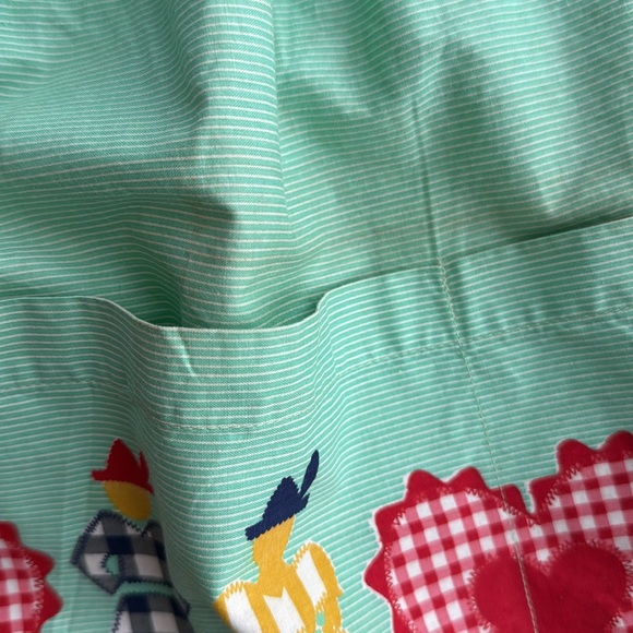 Vintage 1950s Novelty Apron – Mint Green with Gingham Hearts & Folk Dancers - Picture 10 of 15